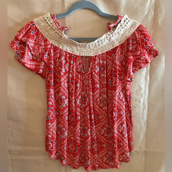 Women’s Off Shoulder Top Red Paisley No Label Size is Mediium/Large - Picture 4 of 6
